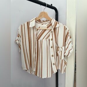 Aéropostale Short Sleeve Button Up. Women’s Size S. Perfect for summer. Cropped